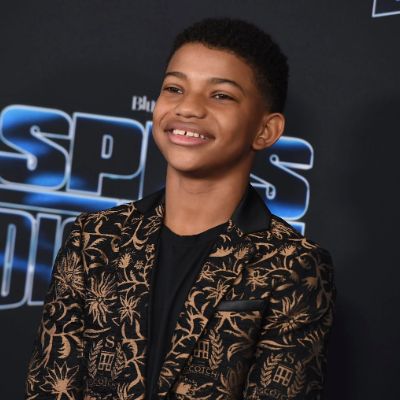 Lonnie Chavis posing for a photoshoot wearing a blue suit.